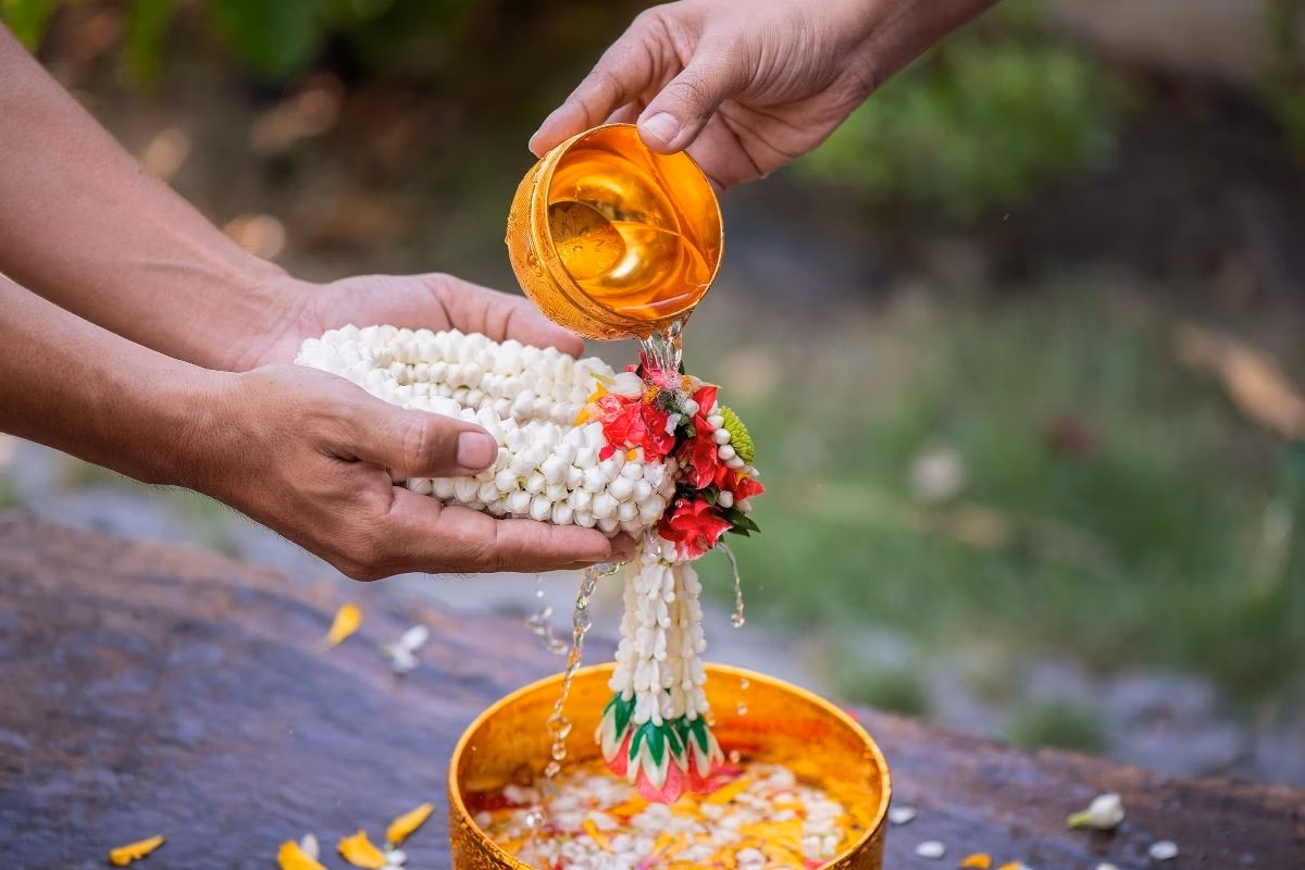 Offering scented water to elders during the Rod Nam Dam Hua ceremony